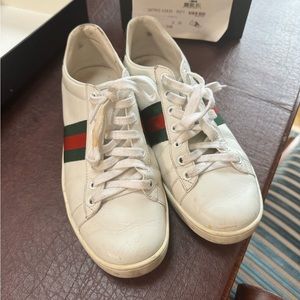 White classic Gucci sneakers